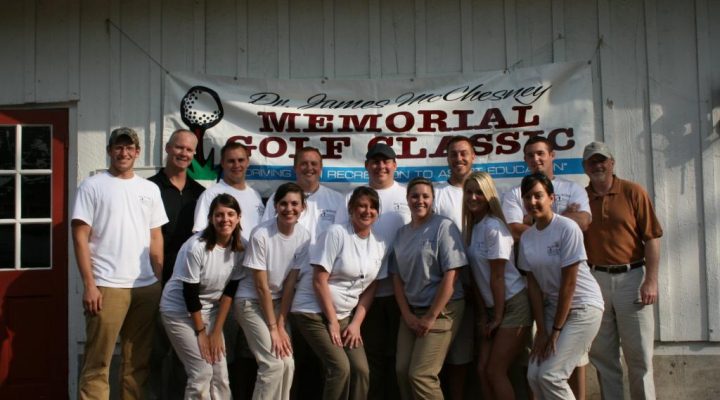 Students and faculty pose for a photo at the 2010 Golf Classic